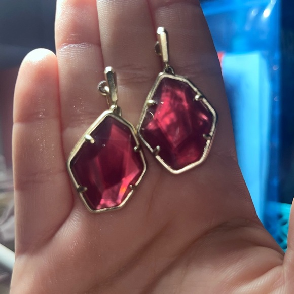 Kendra Scott Dunn Drop
in Berry Red Set - Picture 3 of 8